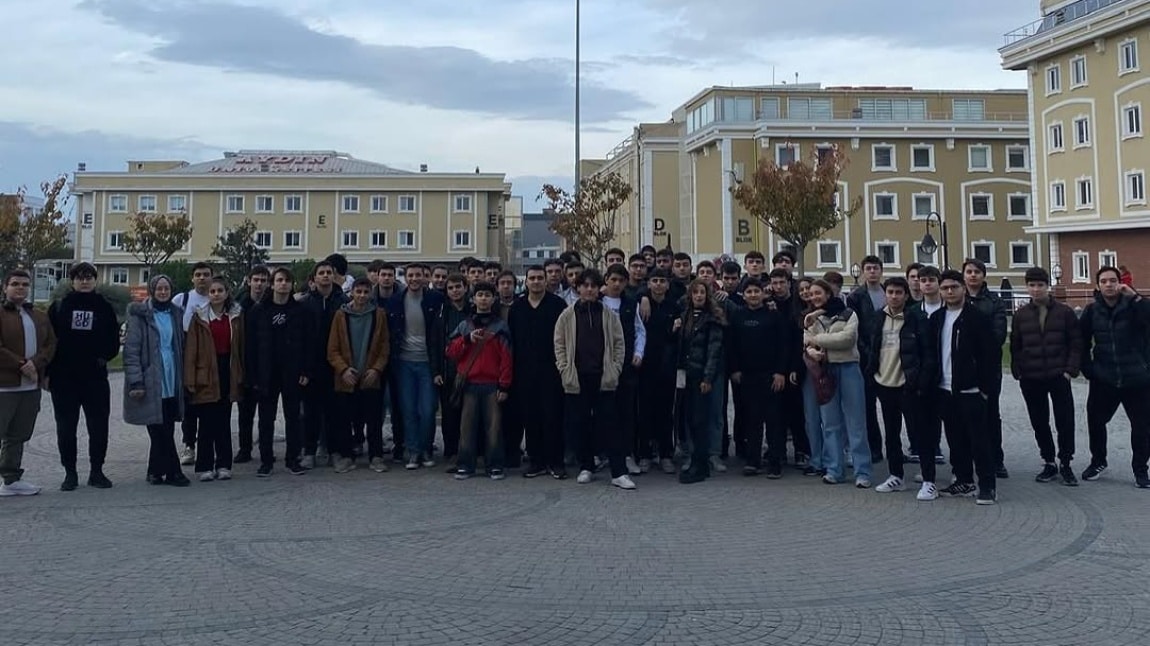 12. Sınıf Akademi öğrencilerimizi , İstanbul Aydın Üniversitesine Gözlem ve Bilgi Amaçlı Geziye Götürdük.